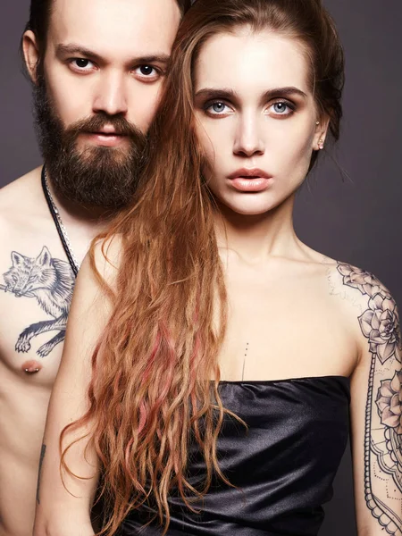 Hermosa Pareja Con Tattoo Sexy Mujer Guapo Hombre Junther Lovely — Foto de Stock