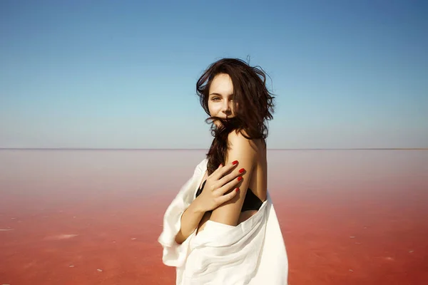 Mooi Meisje Roze Zout Meer Vakantie Jonge Brunette Vrouw Zonnige — Stockfoto