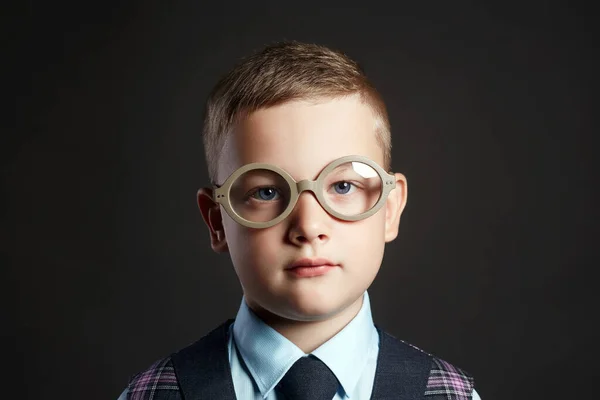 Gözlüklü Küçük Zeki Çocuğun Yakın Plan Portresi Takım Elbiseli Çocuk — Stok fotoğraf