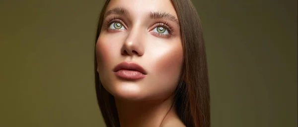 完璧な眉毛とまつ毛を持つ美しい女性の顔 美ファッションポートレート — ストック写真