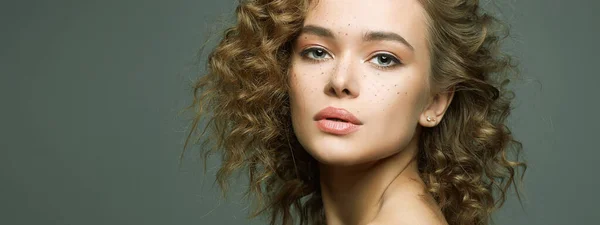 Hermosa Mujer Pecas Con Peinado Rizado Maquillaje Retrato Moda Belleza — Foto de Stock