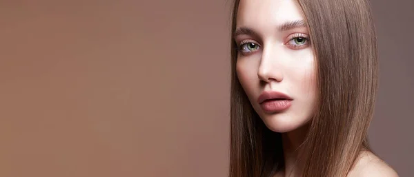 Schönes Frauengesicht Mit Perfekten Augenbrauen Und Wimpern Schönheitsmodenporträt — Stockfoto