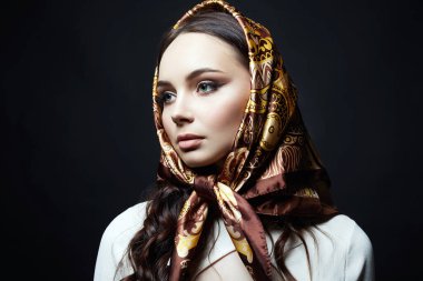 Altın eşarp içinde güzel bir kız. Renkli ipek eşarplı güzel bir kadın.