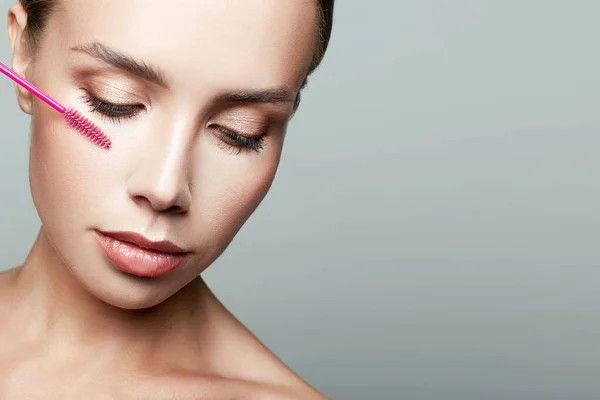 Hermosa Mujer Haciendo Maquillaje Aplica Rímel Belleza Chica Usando Cosmético — Foto de Stock