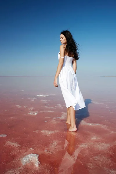 Krásná Dívka Bílých Šatech Stojící Vodě Růžové Slané Jezero — Stock fotografie