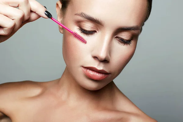 Hermosa Mujer Haciendo Maquillaje Aplica Rímel Belleza Chica Usando Cosmético — Foto de Stock