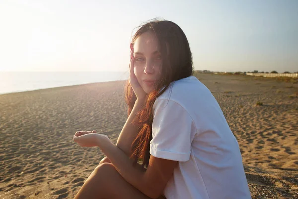 Retrato Estilo Vida Una Hermosa Chica Sonriente Playa Bajo Luz —  Fotos de Stock