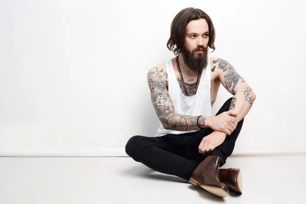 Modeporträtt Stilig Man Skor Skäggig Pojke Med Tatuering Sittande Studio — Stockfoto