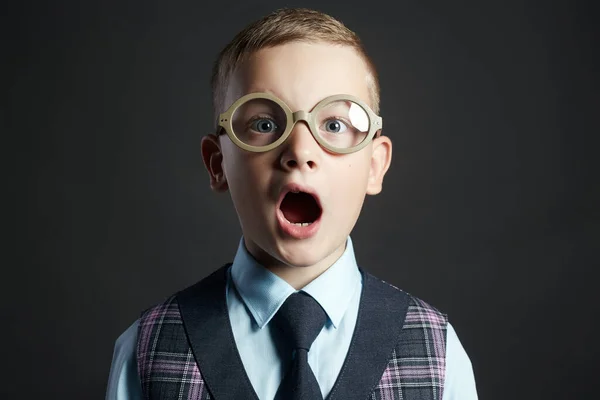 Gözlüklü Kravatlı Korkmuş Çocuk Komik Suratsız Çocuk — Stok fotoğraf
