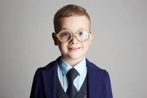 Lächelnder Junge Mit Brille Und Krawatte Lustiges Fratzenkind — Stockfoto