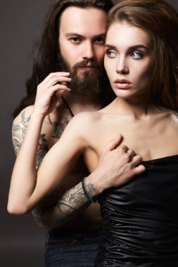 Güzel bir çift. Seksi bir kadın ve yakışıklı bir erkek. Erkek ve kız öpüşüyor.