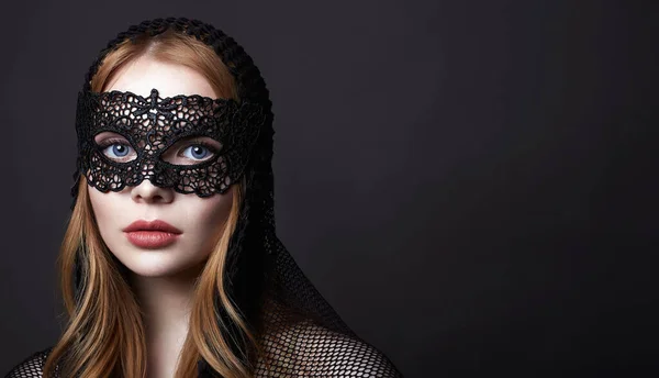Mulher Loira Bonita Uma Máscara Carnaval Disfarce Menina Mascarada Beleza — Fotografia de Stock
