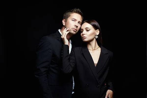 Belle Femme Avec Bel Homme Costume Couple Sur Fond Noir — Photo