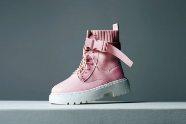 Gri arka planda komik pembe ayakkabılar. moda natürmort