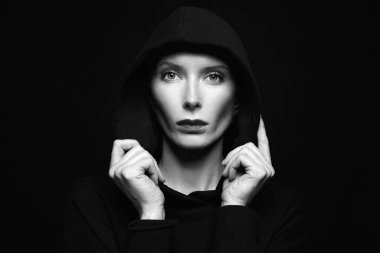 Kapüşonlu ve kırmızı dudaklı güzel bir kadın. Cadılar Bayramı 'nda kapüşonlu dulun siyah beyaz portresi.