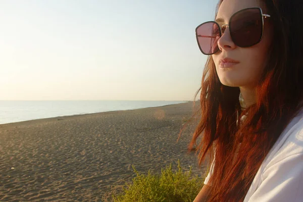 해변에서 선글라스를 소녀의 초상화 — 스톡 사진