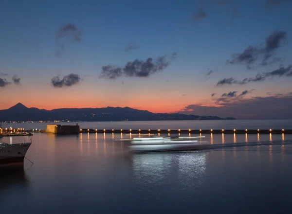 zayıf seyir liman giren küçük bir tekne uzun pozlama fotoğraf