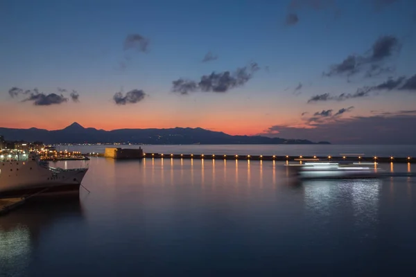 uzun pozlama fotoğraf bir geminin arka günbatımı renkleri ile yukarıda da görüleceği liman girme