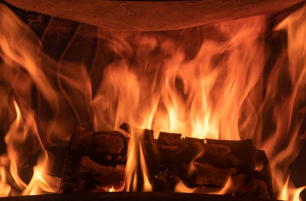 uzun gece şöminede yanan