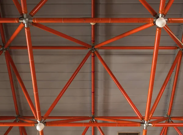 Kırmızı demir çubukları endüstriyel tavan yaptı