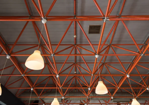 Kırmızı kirişler ile tavan ve asma lambalı