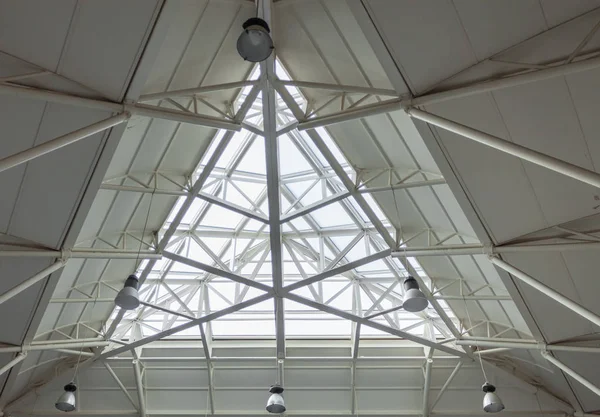 beyaz tavan triangulate dam penceresi içinde yüksek bina