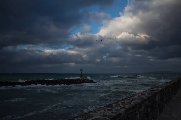 güçlü rüzgar kara bulutlar ve dalgalar sahil yolu üzerinde