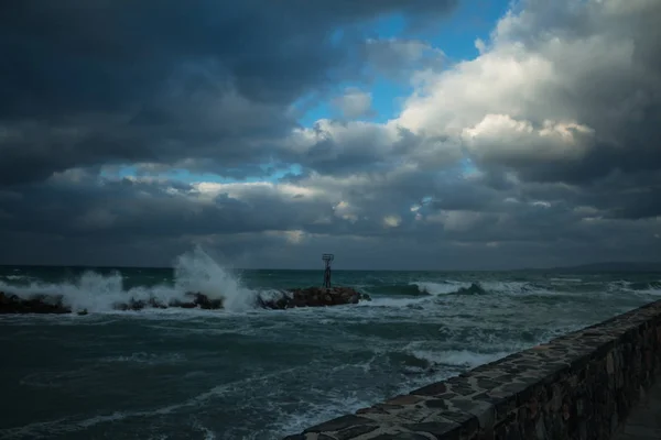 güçlü rüzgar bulutlar ve kırma dalgalar sahil yolu