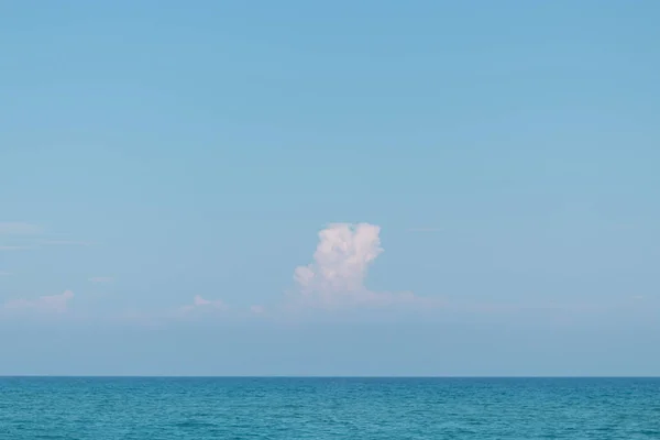 mavi deniz ufuk yukarıda uzak kalın bulut