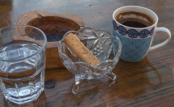 Yunan geleneksel kahve çerez kül tablası su ahşap tablo