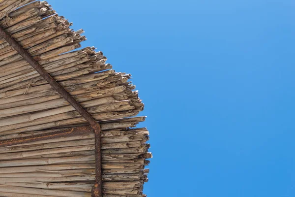 saman şemsiye ve açık mavi yaz gökyüzü görünümü