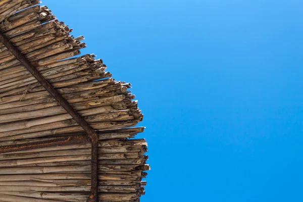 bakış açısı saman şemsiye ve mavi gökyüzü altında