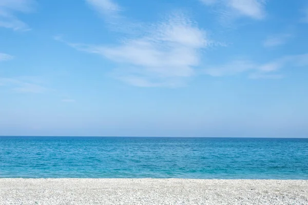 beyaz plaj güneşli gün mavi gökyüzü ve denizin ufuk düz çizgi