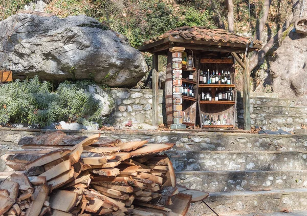 kış sahne açık vintage içki ve yakacak odun kesip saklamak bir varil içinde