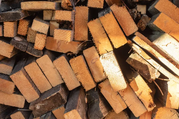 plakalar ve ahşap plakalar odun için kullanılmak üzere yığılmış