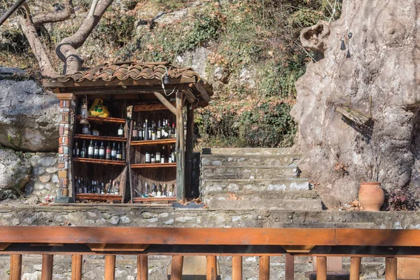 Mini açık vintage şarap mahzeni bir kiosk içinde