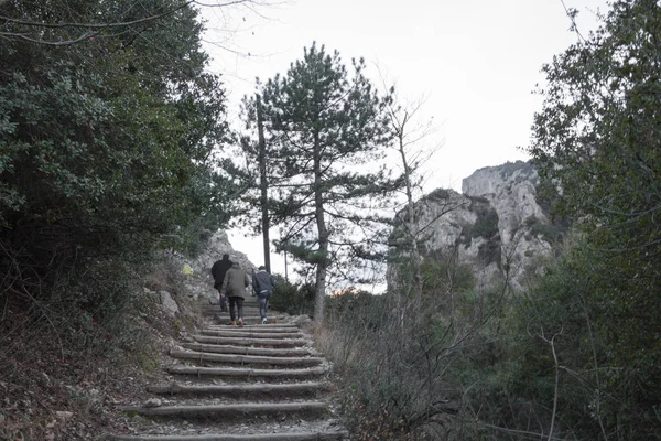üç adam dağ dağ yolu üzerinden gidiyor
