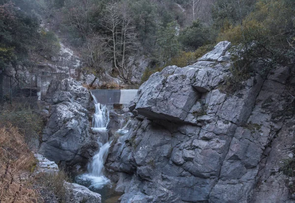 kayaların arasında dağ gorge oluşturan küçük şelale
