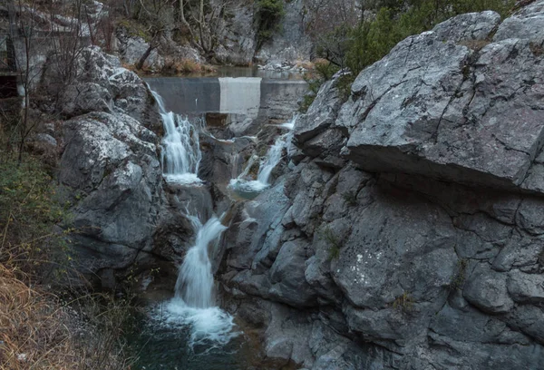 soğuk kış dağ su şelale temizleyin
