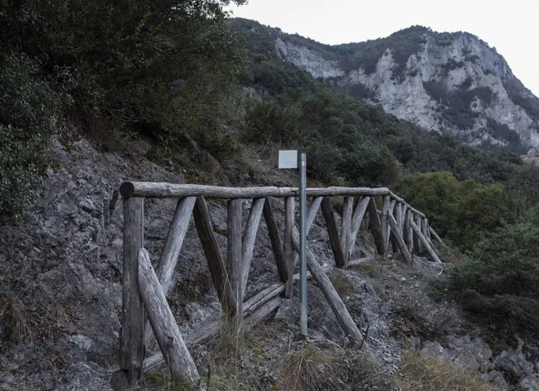 Ahşap korkuluk orman yolu boş beyaz işareti hiking