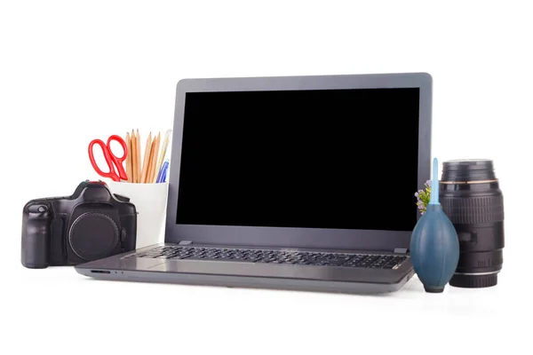 Werkplek Met Laptop Camera Apparatuur Objecten Geïsoleerde Witte Achtergrond Met — Stockfoto