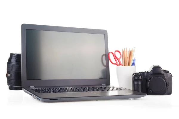 Werkplek Met Laptop Camera Apparatuur Objecten Geïsoleerde Witte Achtergrond Met — Stockfoto