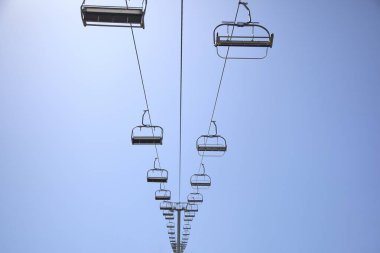 Boş sandalye teleferik mavi gökyüzü arka plan üzerinde dağ.