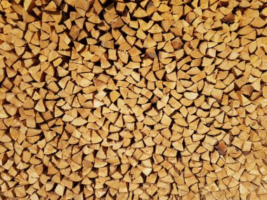 Kesme ve yığılmış arka plan olarak bir sürü yakacak odun parçaları.