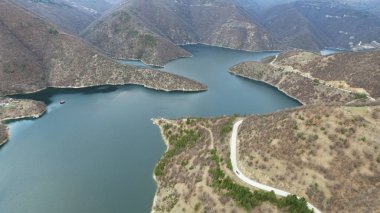 Hava manzaralı bir dolambaçlı büyük nehir göl ve dağ yolu