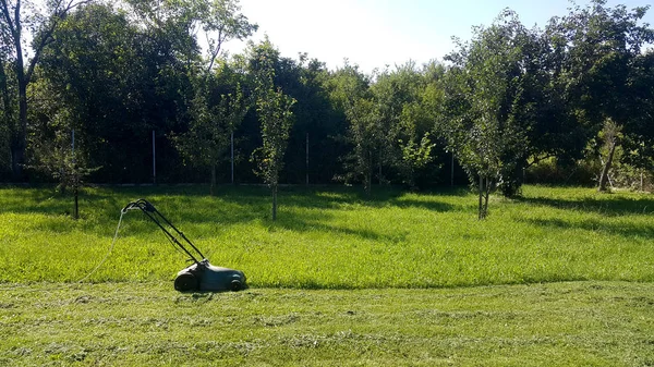 Lawn Mower in a Garden — Stock Photo, Image