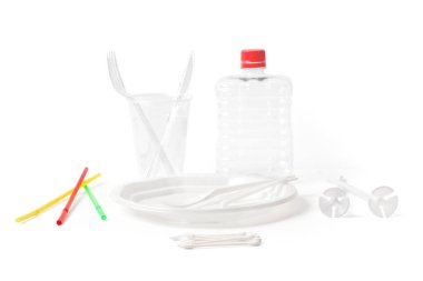 Tek kullanımlık plastik çatal bıçak takımları ve parçalar alınabilir. Beyaz ve çalışma yolları olan nesneler.