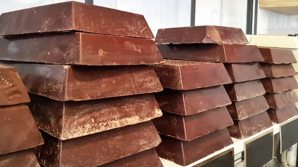 Många Olika Stora Chokladkakor Staplade Konfektyrhyllor — Stockfoto
