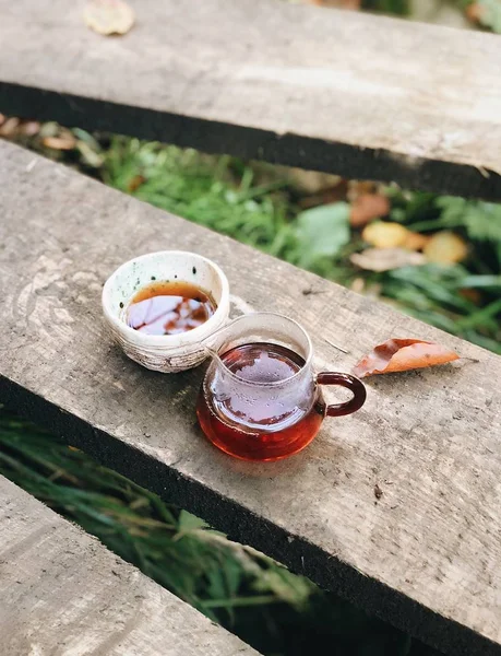 Şelalenin yakınındaki doğada çay içme