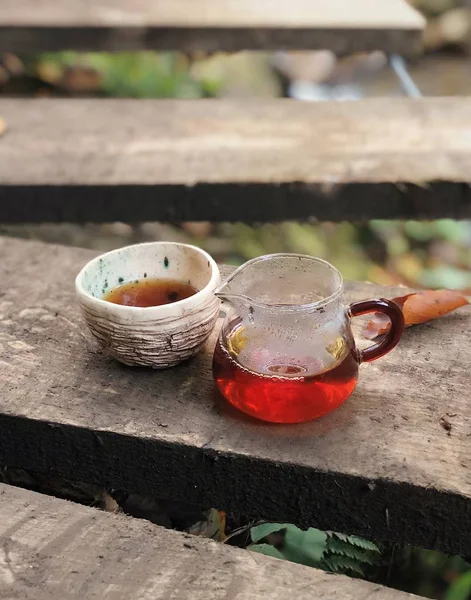 Het Drinken Van Thee Natuur Buurt Van Waterval — Stockfoto